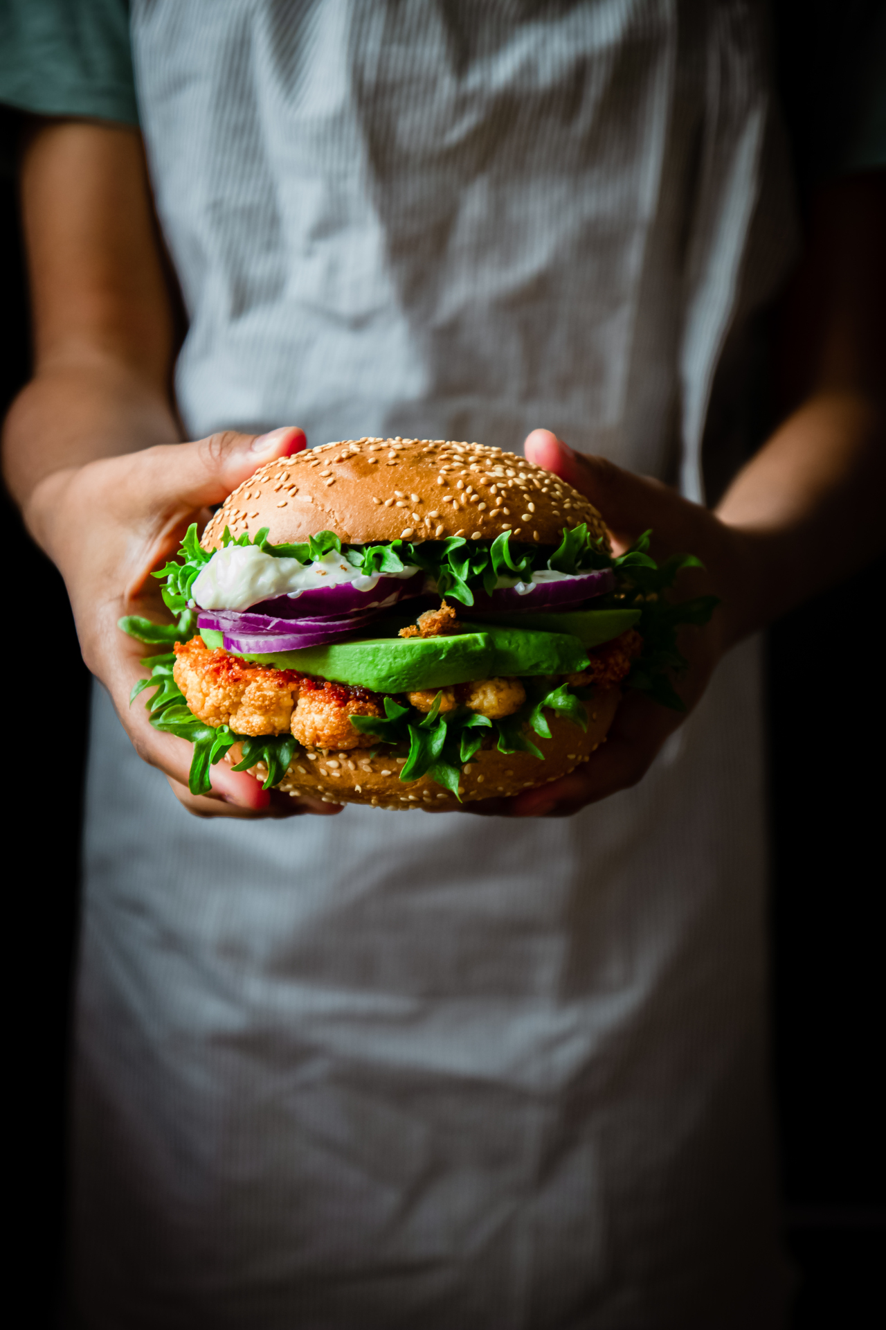 burger ze stekiem z kalafiora wegański przepis roślinne wege foodphotography photography stylizacja kulinarna